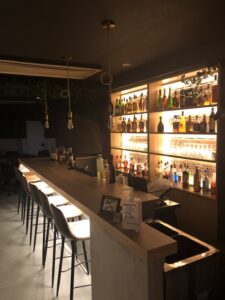 ポーカーと本格カクテルを味わえる「Bar SENSE」が梅田にオープン