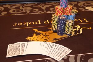 泉大津のホワイトビルにポーカーバー「ＨｅａｄｓーＵＰ」がオープン